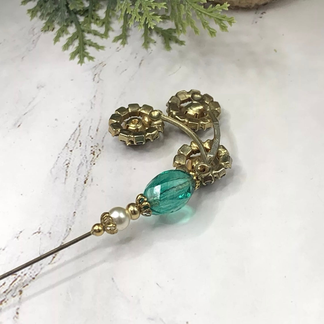 Green Glass Rhinestone Gold Tone Flower Design Pearl Accents - 9.25” • Hatpin