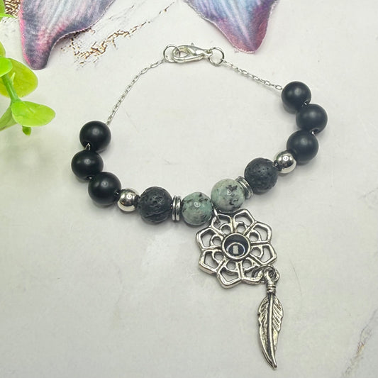 ✨Handmade Jewelry Designed to fit popular 17 to 20 cm (6 to 7 inch) Plushie Labubu Monster Dolls: add a stylish touch to your favorite plushie! ✨
Lotus Flower Pendant Feather Charm - Black Silver and Green Speckle Beaded Necklace