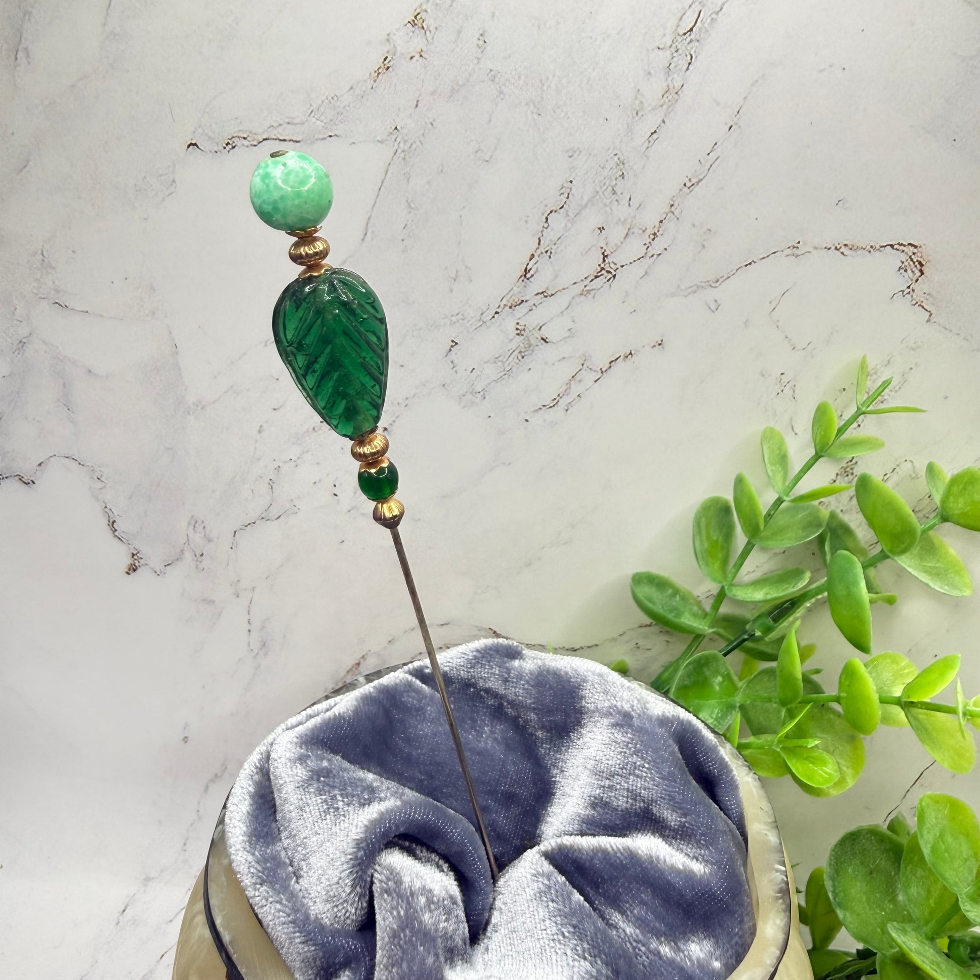 ✨ Handmade Vintage-Inspired Hatpin | Stick Pin | Hat Accessory | Sweater & Hijab Pin | Decorative Jewelry Gift for Her ✨

Art Deco Style Green Glass Leaf Design -Mottled Light Green Round Top Finial Hatpin - 6 Inch