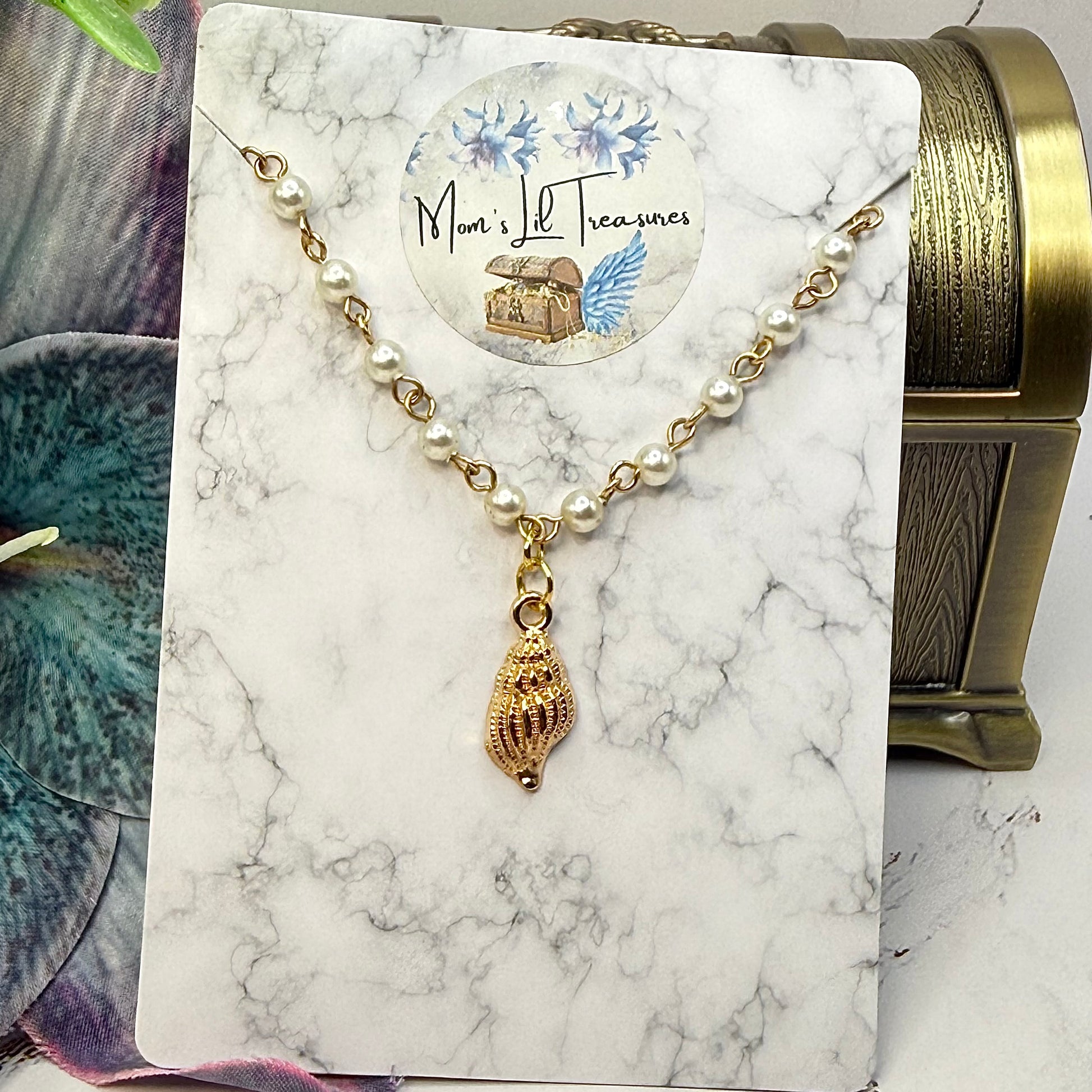 ✨Handmade Doll Jewelry Designed to Fit popular 18 Inch Fashion Dolls: add a little “Summer Fun ☀️ Beachy Style 🏝️” to your favorite doll!✨

Gold Beach Style Conch Shell Charm Pearl Beaded Doll Necklace