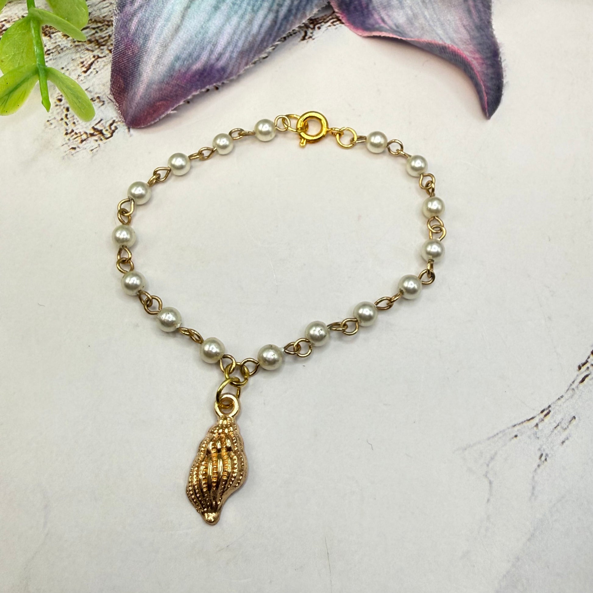 ✨Handmade Doll Jewelry Designed to Fit popular 18 Inch Fashion Dolls: add a little “Summer Fun ☀️ Beachy Style 🏝️” to your favorite doll!✨

Gold Beach Style Conch Shell Charm Pearl Beaded Doll Necklace