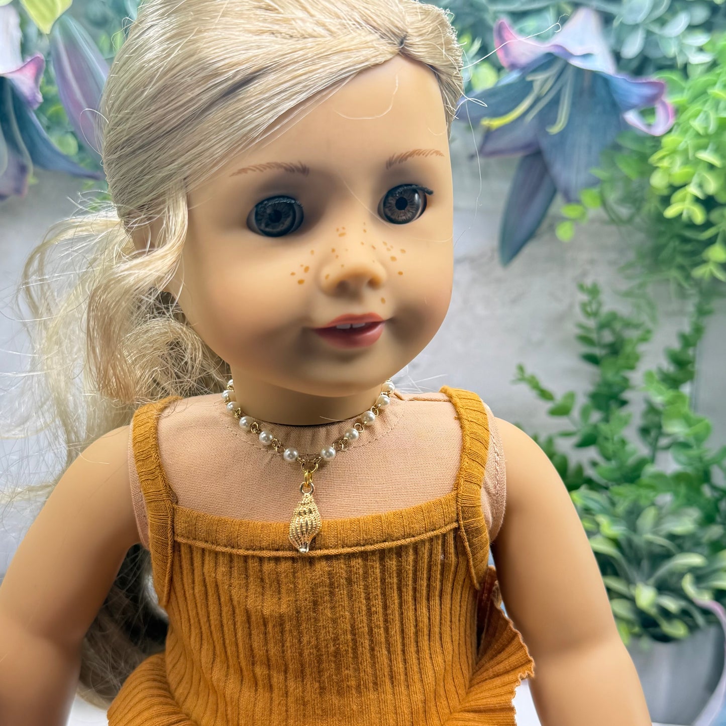 ✨Handmade Doll Jewelry Designed to Fit popular 18 Inch Fashion Dolls: add a little “Summer Fun ☀️ Beachy Style 🏝️” to your favorite doll!✨

Gold Beach Style Conch Shell Charm Pearl Beaded Doll Necklace