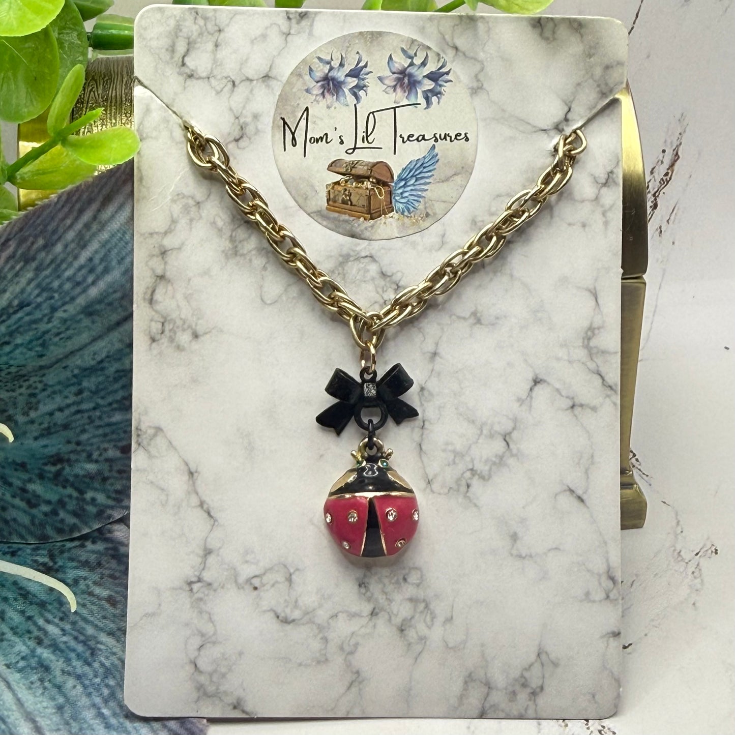 ✨Handmade Jewelry Designed to fit popular 17 to 20 cm (6 to 7 inch) Plushie Labubu Monster Dolls: add a stylish touch to your favorite plushie! ✨

Black Bow Pink Gold Lady Bug Pendant Necklace