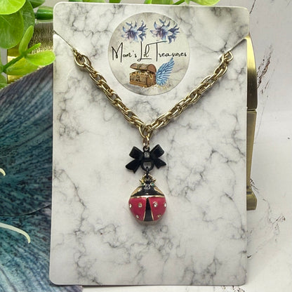 ✨Handmade Jewelry Designed to fit popular 17 to 20 cm (6 to 7 inch) Plushie Labubu Monster Dolls: add a stylish touch to your favorite plushie! ✨

Black Bow Pink Gold Lady Bug Pendant Necklace