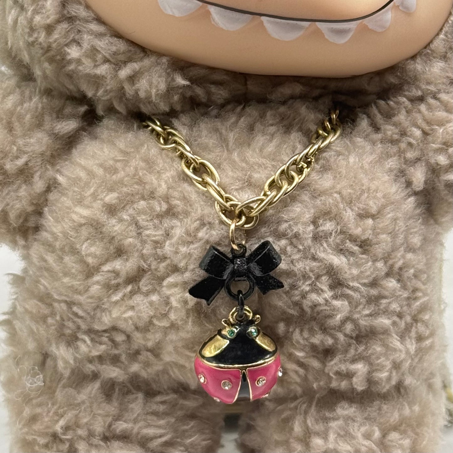 ✨Handmade Jewelry Designed to fit popular 17 to 20 cm (6 to 7 inch) Plushie Labubu Monster Dolls: add a stylish touch to your favorite plushie! ✨

Black Bow Pink Gold Lady Bug Pendant Necklace