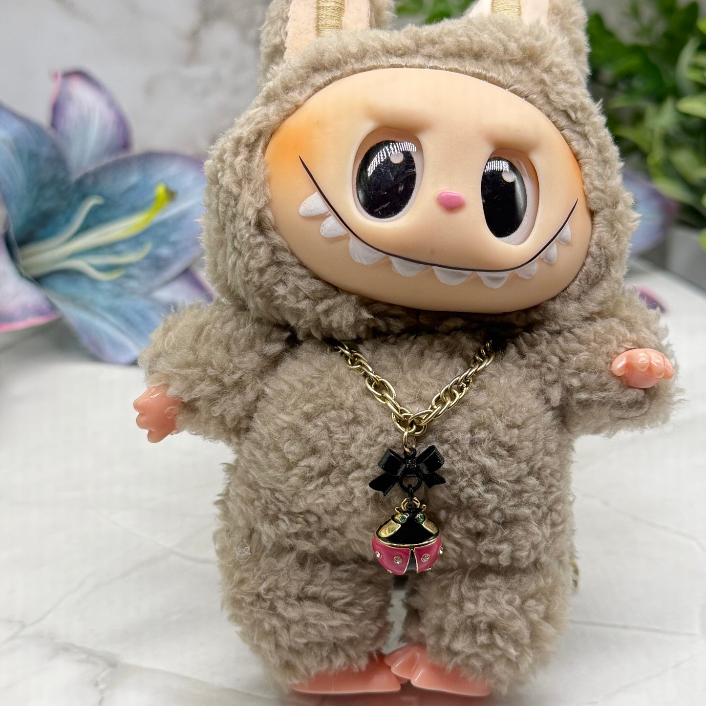✨Handmade Jewelry Designed to fit popular 17 to 20 cm (6 to 7 inch) Plushie Labubu Monster Dolls: add a stylish touch to your favorite plushie! ✨

Black Bow Pink Gold Lady Bug Pendant Necklace