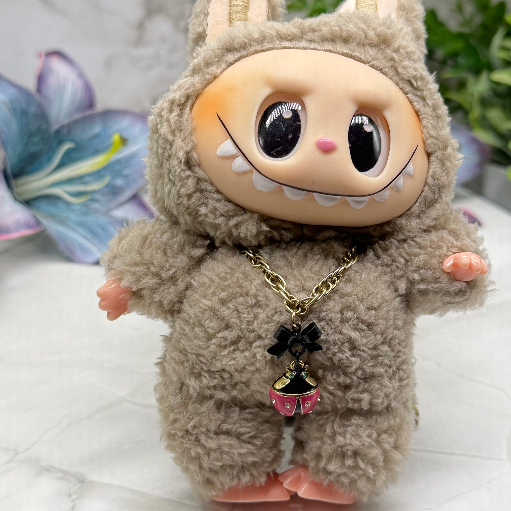 ✨Handmade Jewelry Designed to fit popular 17 to 20 cm (6 to 7 inch) Plushie Labubu Monster Dolls: add a stylish touch to your favorite plushie! ✨

Black Bow Pink Gold Lady Bug Pendant Necklace