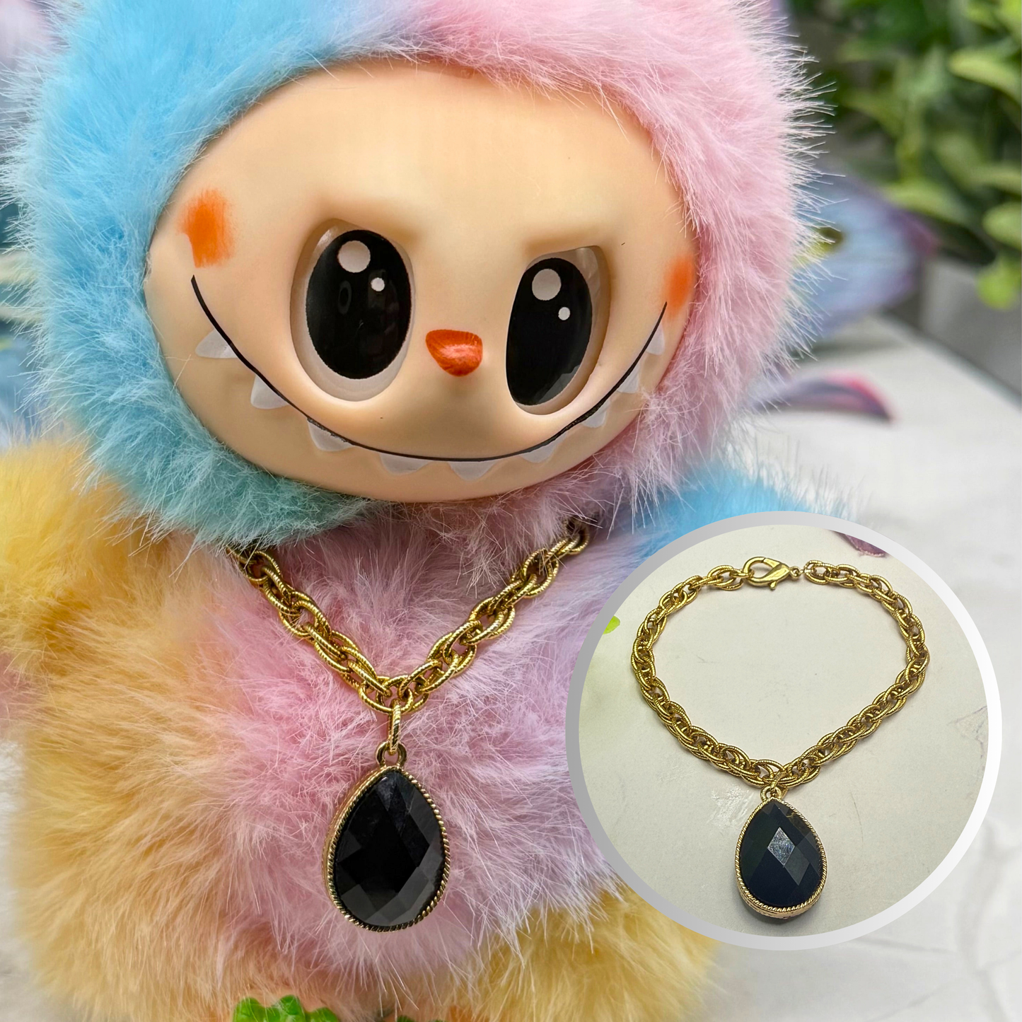 ✨Handmade Jewelry Designed to fit popular 17 to 20 cm (6 to 7 inch) Plushie Labubu Monster Dolls: add a stylish touch to your favorite plushie! ✨

Black Faceted Teardrop Pendant Gold Curb Chain Necklace