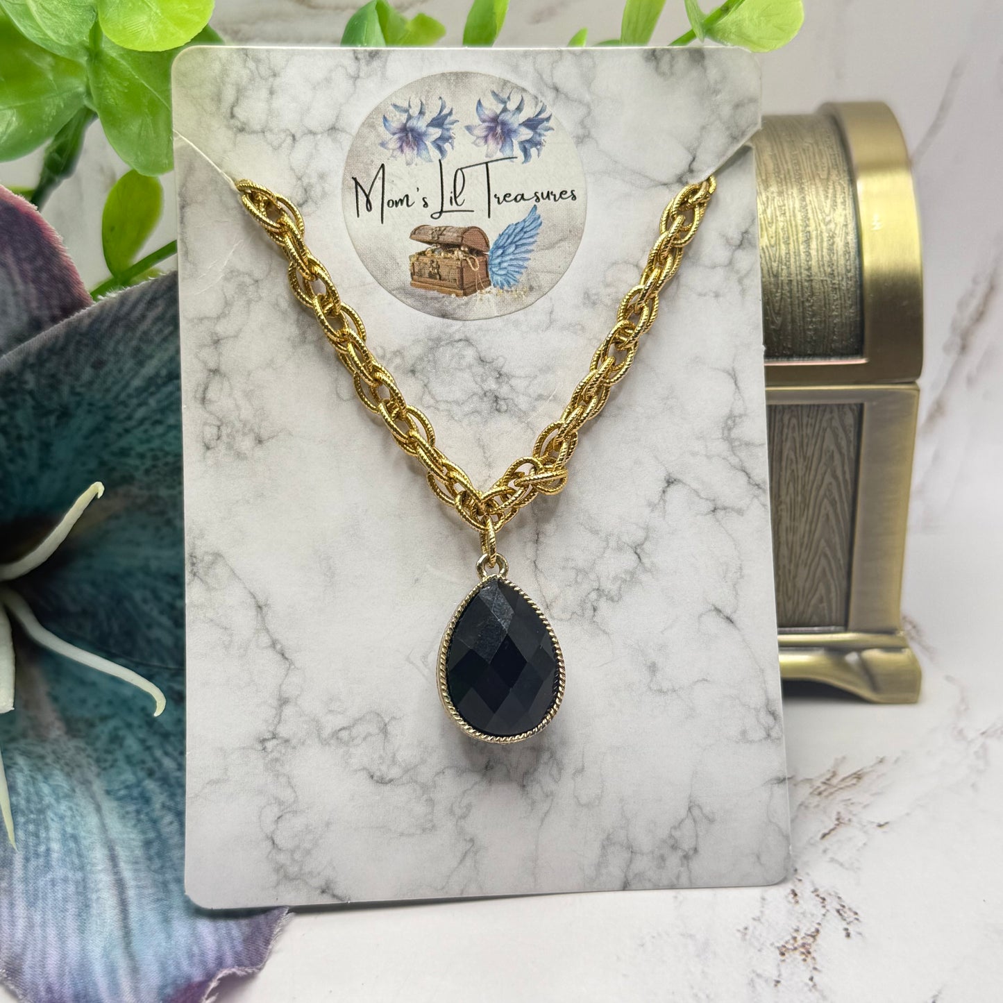 ✨Handmade Jewelry Designed to fit popular 17 to 20 cm (6 to 7 inch) Plushie Labubu Monster Dolls: add a stylish touch to your favorite plushie! ✨

Black Faceted Teardrop Pendant Gold Curb Chain Necklace