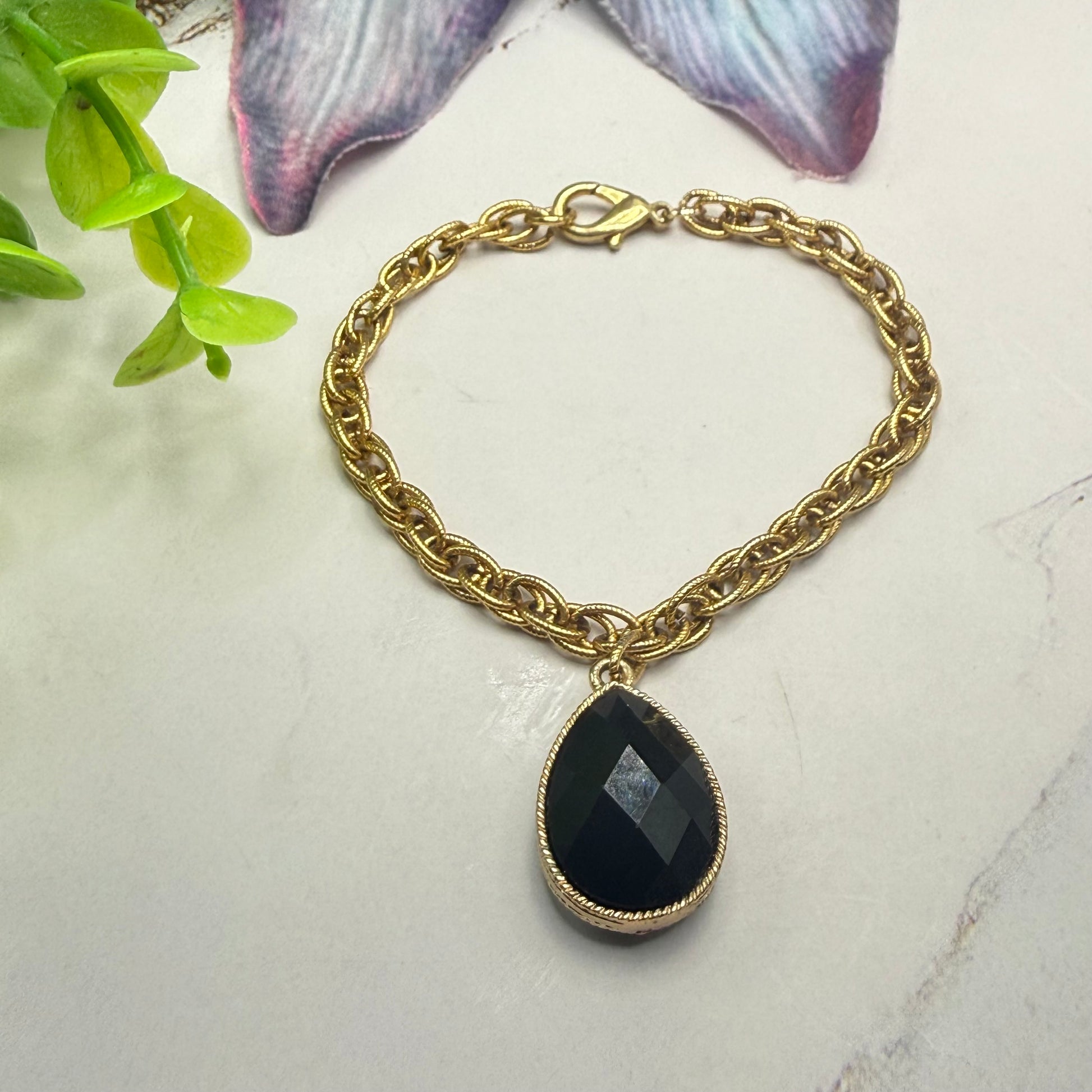 ✨Handmade Jewelry Designed to fit popular 17 to 20 cm (6 to 7 inch) Plushie Labubu Monster Dolls: add a stylish touch to your favorite plushie! ✨

Black Faceted Teardrop Pendant Gold Curb Chain Necklace