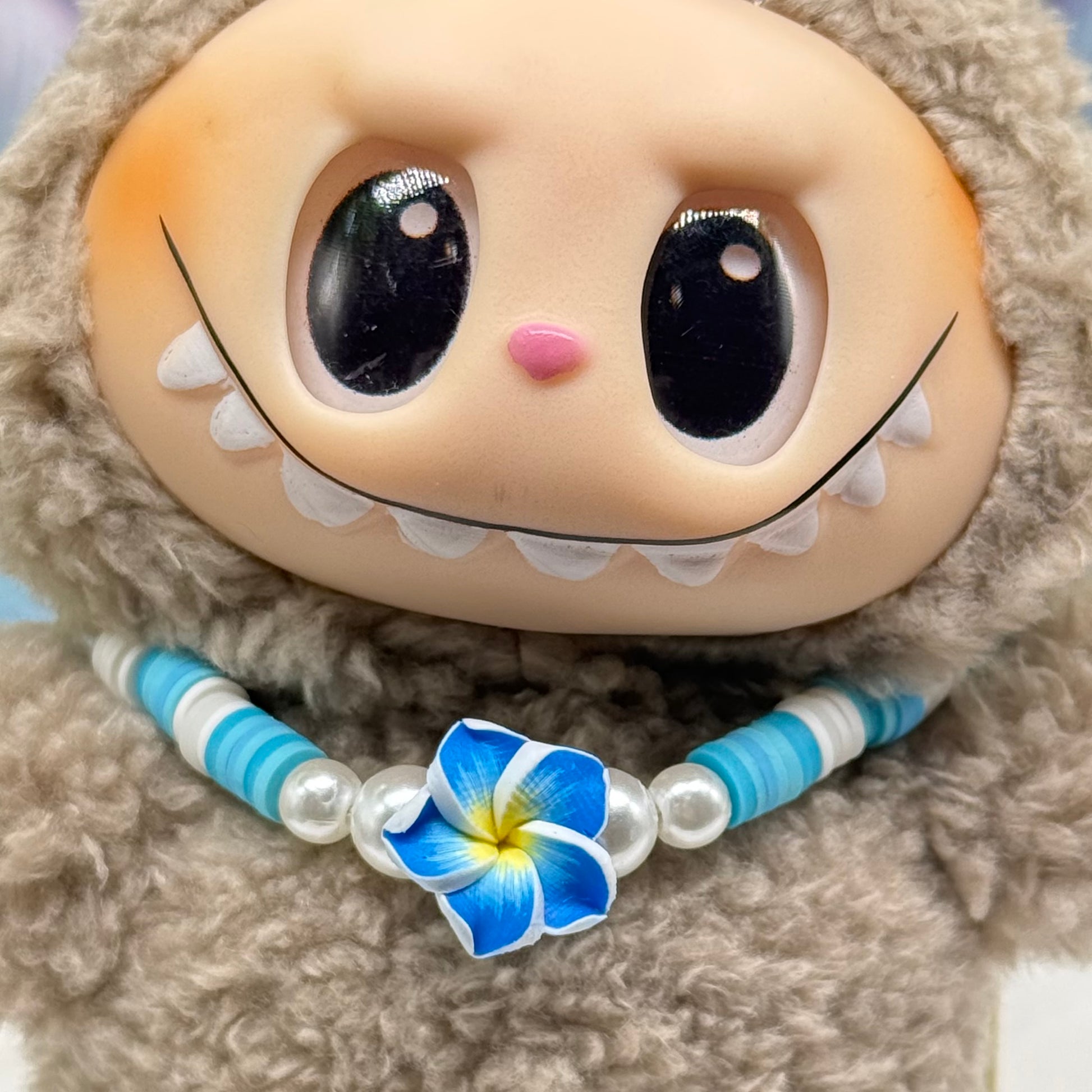 ✨Handmade Jewelry Designed to fit popular 17 to 20 cm (6 to 7 inch) Plushie Labubu Monster Dolls: add a stylish touch to your favorite plushie! ✨

Blue Plumeria Hawaiian Flower Acrylic Beaded Necklace