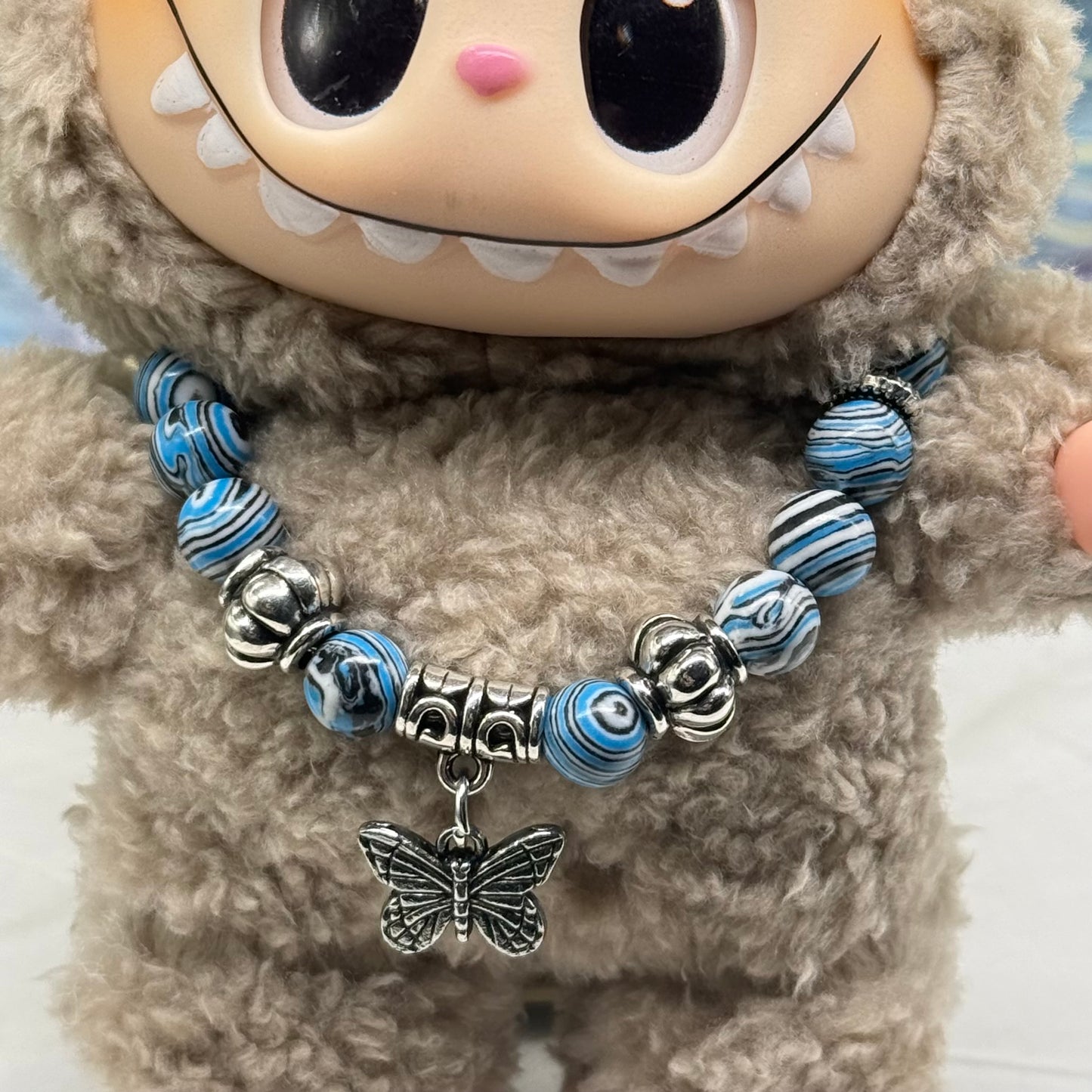 ✨Handmade Jewelry Designed to fit popular 17 to 20 cm (6 to 7 inch) Plushie Labubu Monster Dolls: add a stylish touch to your favorite plushie! ✨

Blue White Black Swirl Glass Beaded Silver Butterfly Charm Necklace