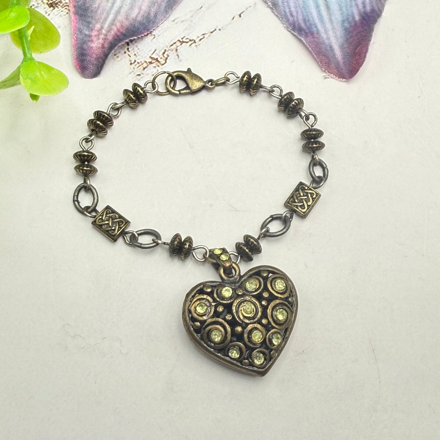 ✨Handmade Jewelry Designed to fit popular 17 to 20 cm (6 to 7 inch) Plushie Labubu Monster Dolls: add a stylish touch to your favorite plushie! ✨

Bronze Brass Heart Charm Rhinestone Accent Link Chain Necklace