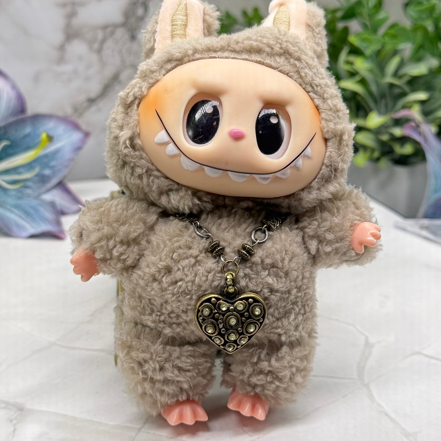✨Handmade Jewelry Designed to fit popular 17 to 20 cm (6 to 7 inch) Plushie Labubu Monster Dolls: add a stylish touch to your favorite plushie! ✨

Bronze Brass Heart Charm Rhinestone Accent Link Chain Necklace