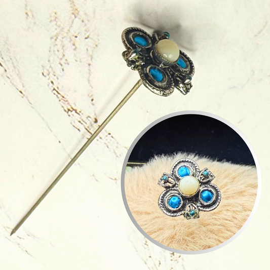 ✨ Handmade Vintage-Inspired Hatpin | Stick Pin | Hat Accessory | Sweater & Hijab Pin | Decorative Jewelry Gift for Her ✨

Celtic Clover Shaped Metal Topper with White Glass Cabochon Center Vibrant bright blue enamel accents - 3 Inch Hatpin