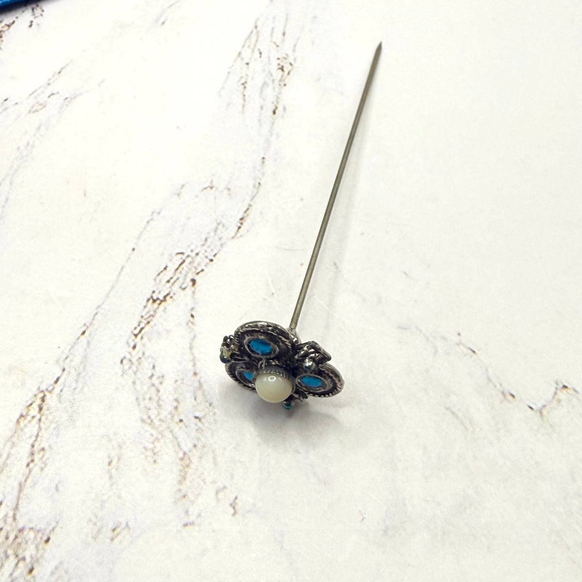 ✨ Handmade Vintage-Inspired Hatpin | Stick Pin | Hat Accessory | Sweater & Hijab Pin | Decorative Jewelry Gift for Her ✨

Celtic Clover Shaped Metal Topper with White Glass Cabochon Center Vibrant bright blue enamel accents - 3 Inch Hatpin