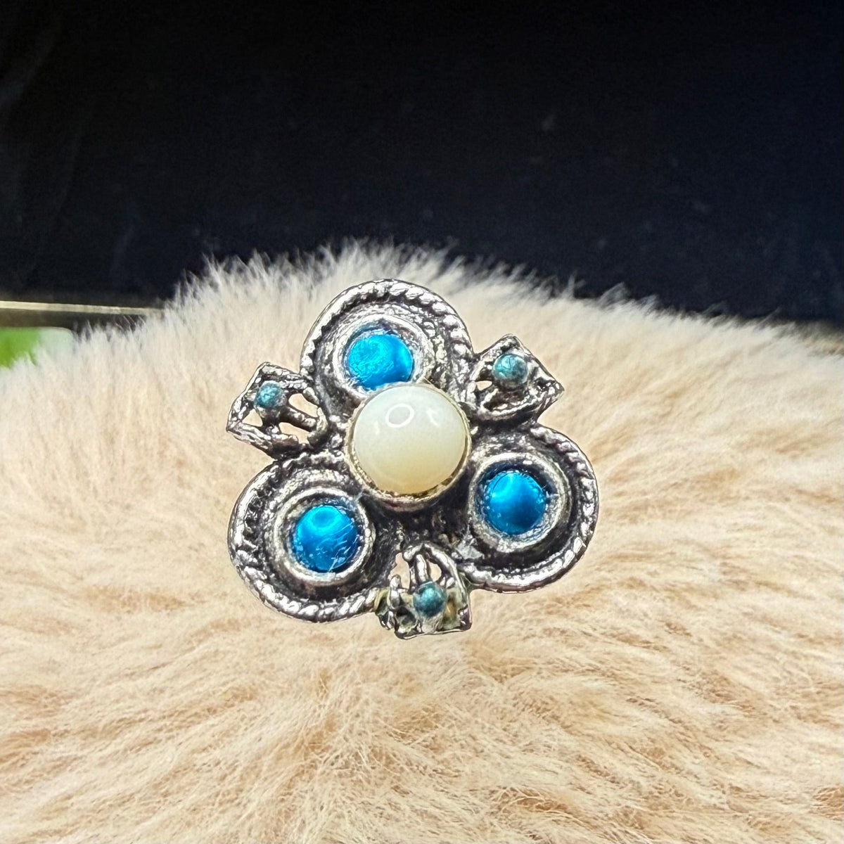✨ Handmade Vintage-Inspired Hatpin | Stick Pin | Hat Accessory | Sweater & Hijab Pin | Decorative Jewelry Gift for Her ✨

Celtic Clover Shaped Metal Topper with White Glass Cabochon Center Vibrant bright blue enamel accents - 3 Inch Hatpin