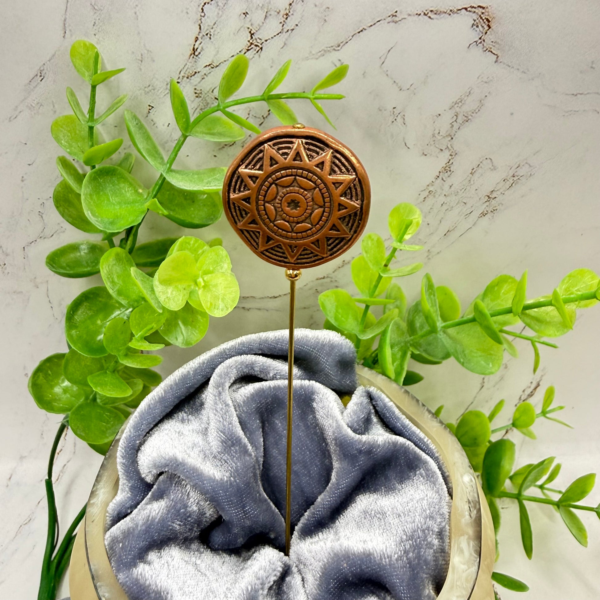 ✨ Handmade Vintage-Inspired Hatpin | Stick Pin | Hat Accessory | Sweater & Hijab Pin | Decorative Jewelry Gift for Her ✨

Geometric Sun Pattern Compass Rose Design Round Copper Bronze Tone Hatpin - 6 Inch