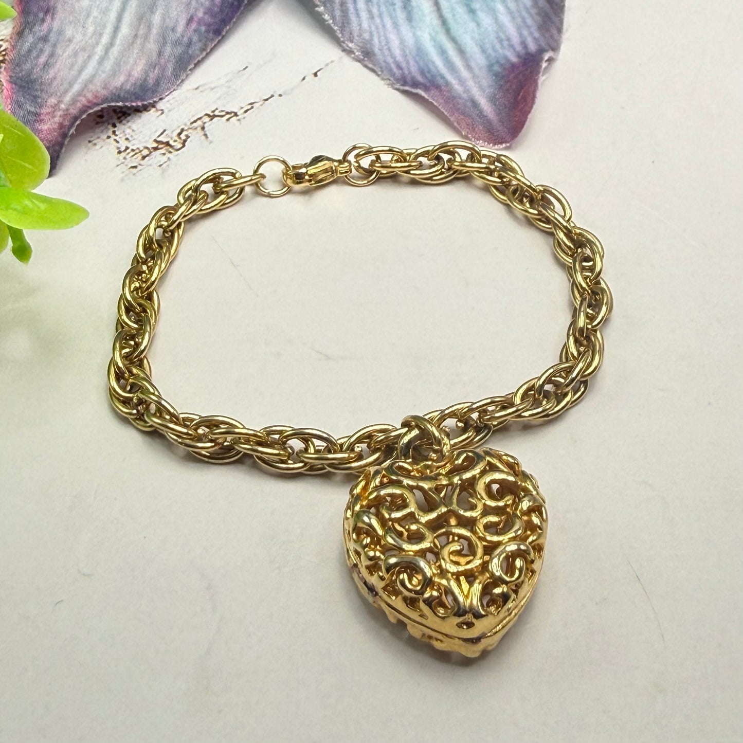 ✨Handmade Jewelry Designed to fit popular 17 to 20 cm (6 to 7 inch) Plushie Labubu Monster Dolls: add a stylish touch to your favorite plushie! ✨

Gold Filigree Design Puffy Heart Charm Necklace