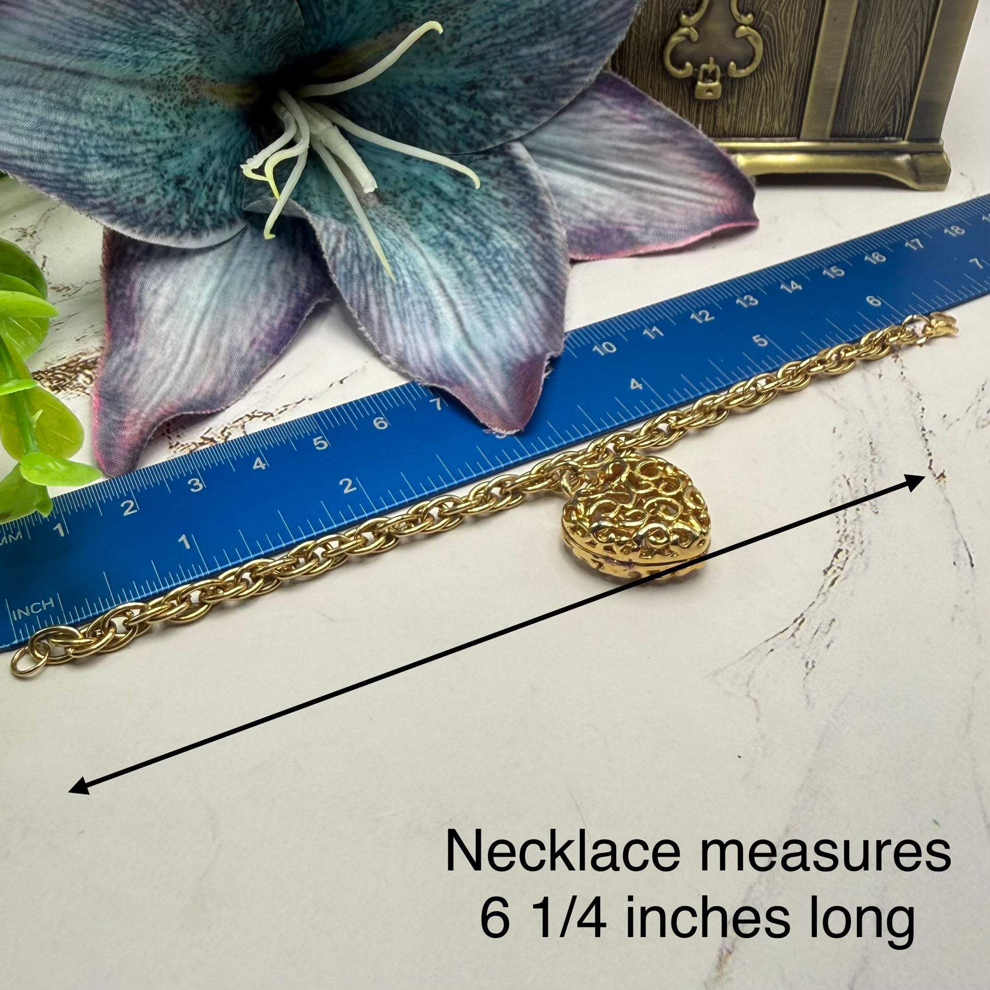 ✨Handmade Jewelry Designed to fit popular 17 to 20 cm (6 to 7 inch) Plushie Labubu Monster Dolls: add a stylish touch to your favorite plushie! ✨

Gold Filigree Design Puffy Heart Charm Necklace