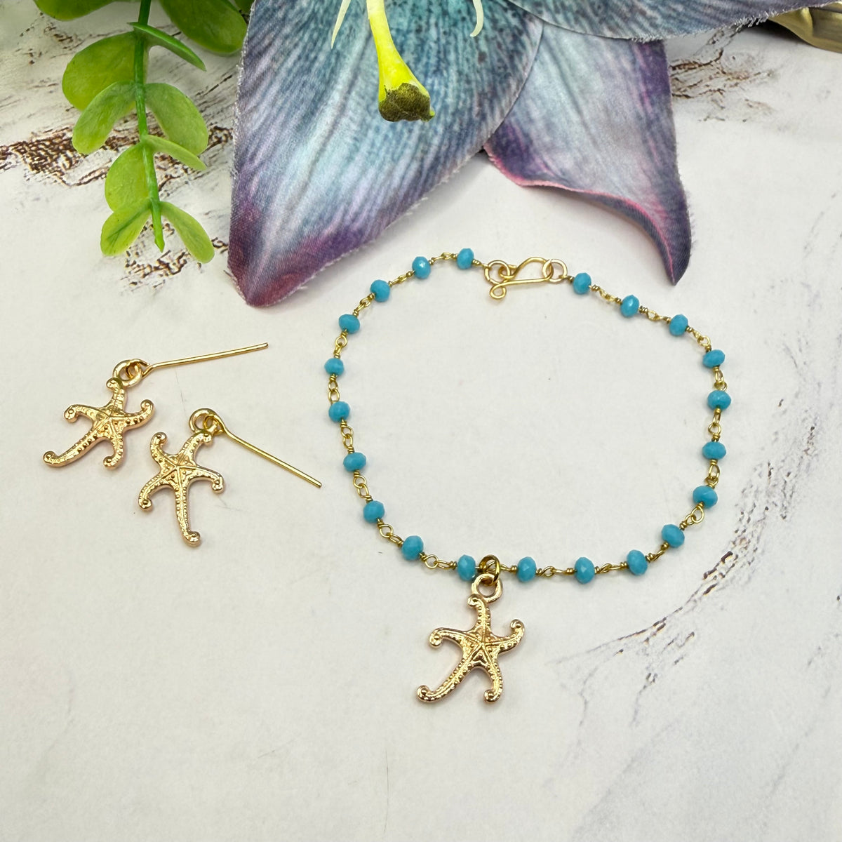 ✨Handmade Doll Jewelry Designed to Fit popular 18 Inch Fashion Dolls: add a little “Summer Fun ☀️ Beachy Style 🏝️” to your favorite doll!✨

Gold Starfish Charm Turquoise Blue Glass Beaded Doll Necklace & Earrings