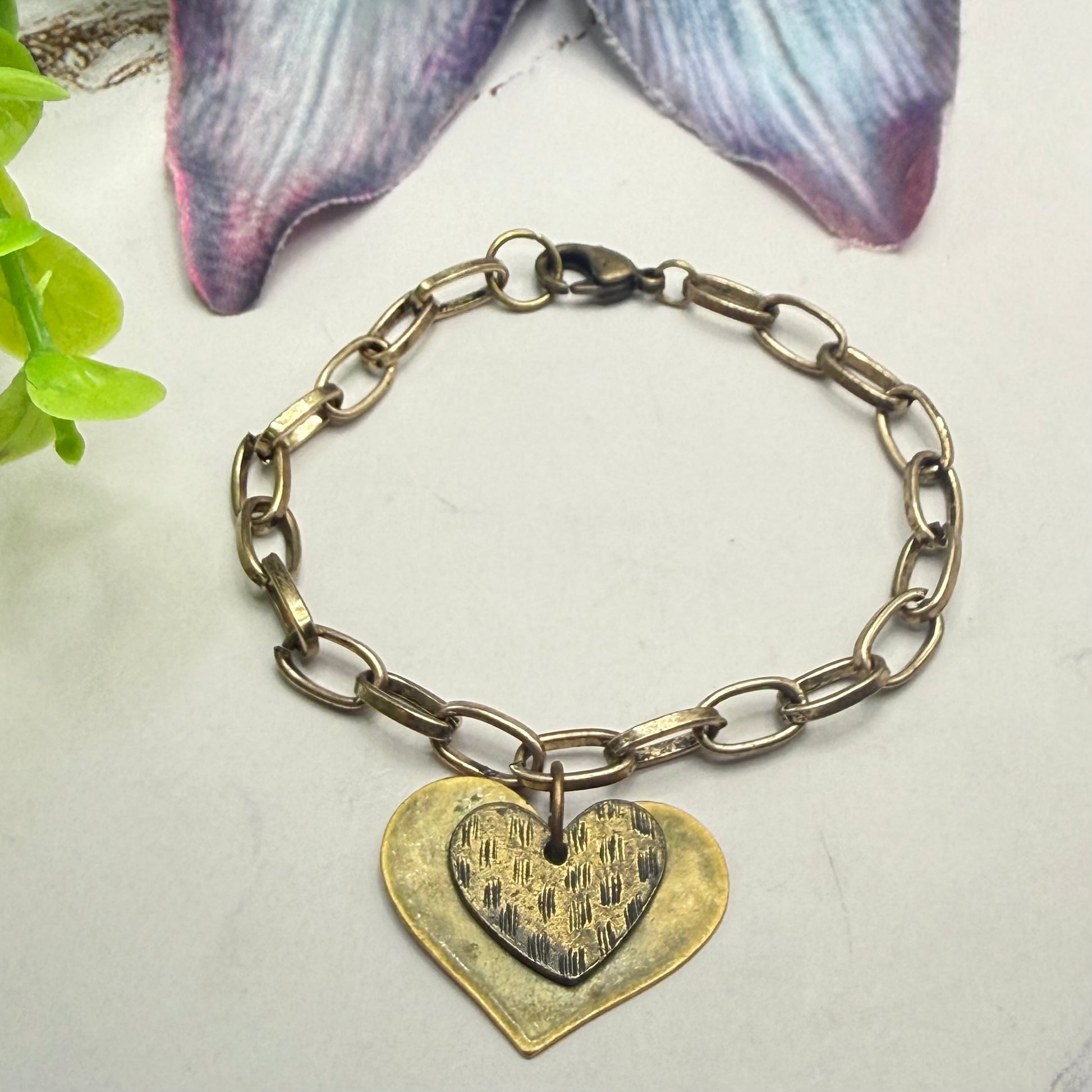 ✨Handmade Jewelry Designed to fit popular 17 to 20 cm (6 to 7 inch) Plushie Labubu Monster Dolls: add a stylish touch to your favorite plushie! ✨

Hammered 2 Tone Bronze Heart Charm Chunky Oval Link Necklace
