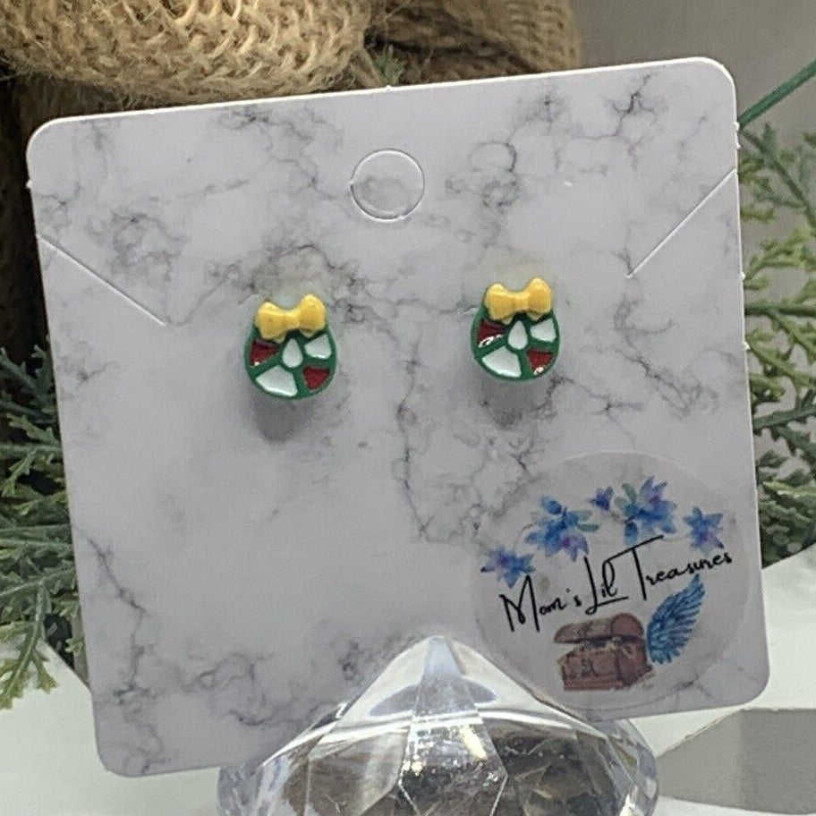 ✨Handmade Post Doll Earrings (Only fit 2mm drilled pierced ears) Designed to Fit popular 18 Inch Fashion Dolls: add jolly “Christmas Holiday🎄” style to your favorite doll!✨

Holiday Christmas Wreath post stud doll earrings • 2mm silver post.