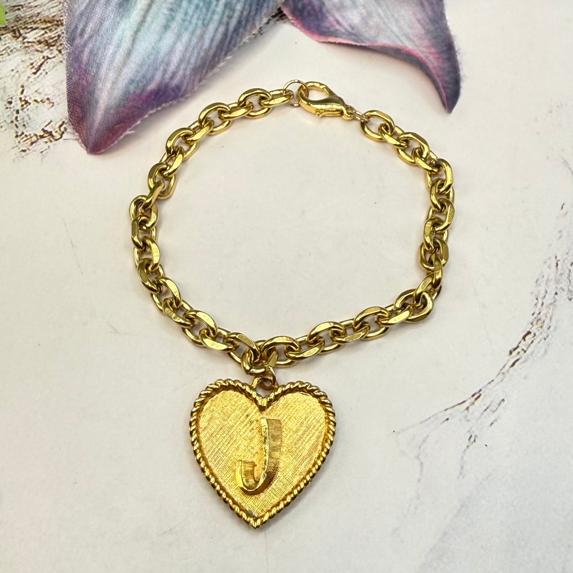 ✨Handmade Jewelry Designed to fit popular 17 to 20 cm (6 to 7 inch) Plushie Labubu Monster Dolls: add a stylish touch to your favorite plushie! ✨

Initial J Gold Heart Pendant Necklace