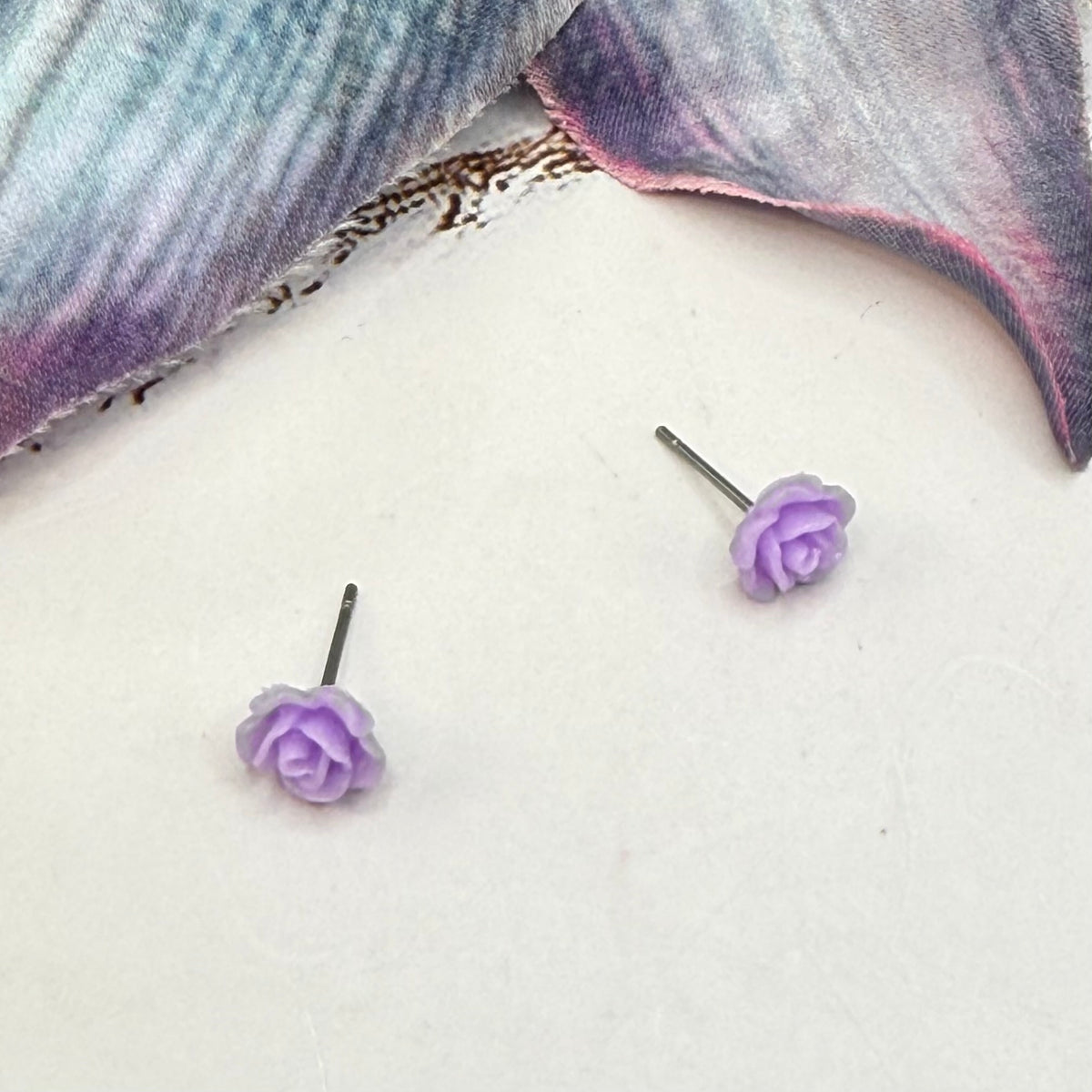 ✨ Handmade Doll Jewelry Designed to Fit popular 18 Inch Fashion Dolls: add a stylish touch to your favorite doll ✨

Light Purple Lilac Rose Flower Post Doll Earrings