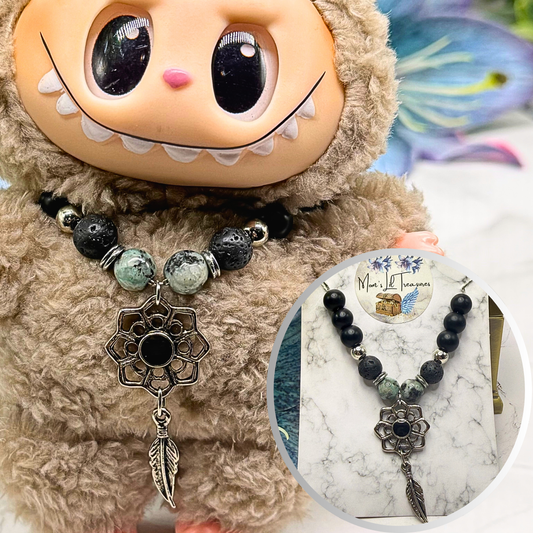 ✨Handmade Jewelry Designed to fit popular 17 to 20 cm (6 to 7 inch) Plushie Labubu Monster Dolls: add a stylish touch to your favorite plushie! ✨

Lotus Flower Pendant Feather Charm - Black Silver and Green Speckle Beaded Necklace