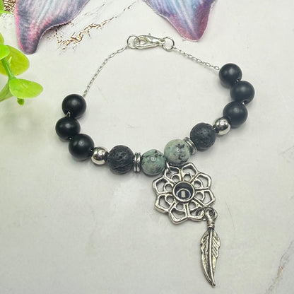 ✨Handmade Jewelry Designed to fit popular 17 to 20 cm (6 to 7 inch) Plushie Labubu Monster Dolls: add a stylish touch to your favorite plushie! ✨

Lotus Flower Pendant Feather Charm - Black Silver and Green Speckle Beaded Necklace