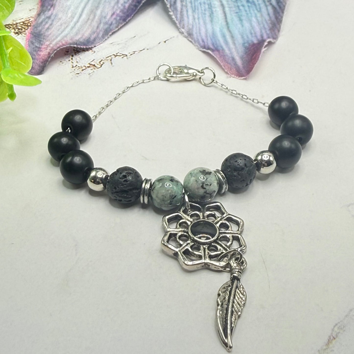 ✨Handmade Jewelry Designed to fit popular 17 to 20 cm (6 to 7 inch) Plushie Labubu Monster Dolls: add a stylish touch to your favorite plushie! ✨

Lotus Flower Pendant Feather Charm - Black Silver and Green Speckle Beaded Necklace
