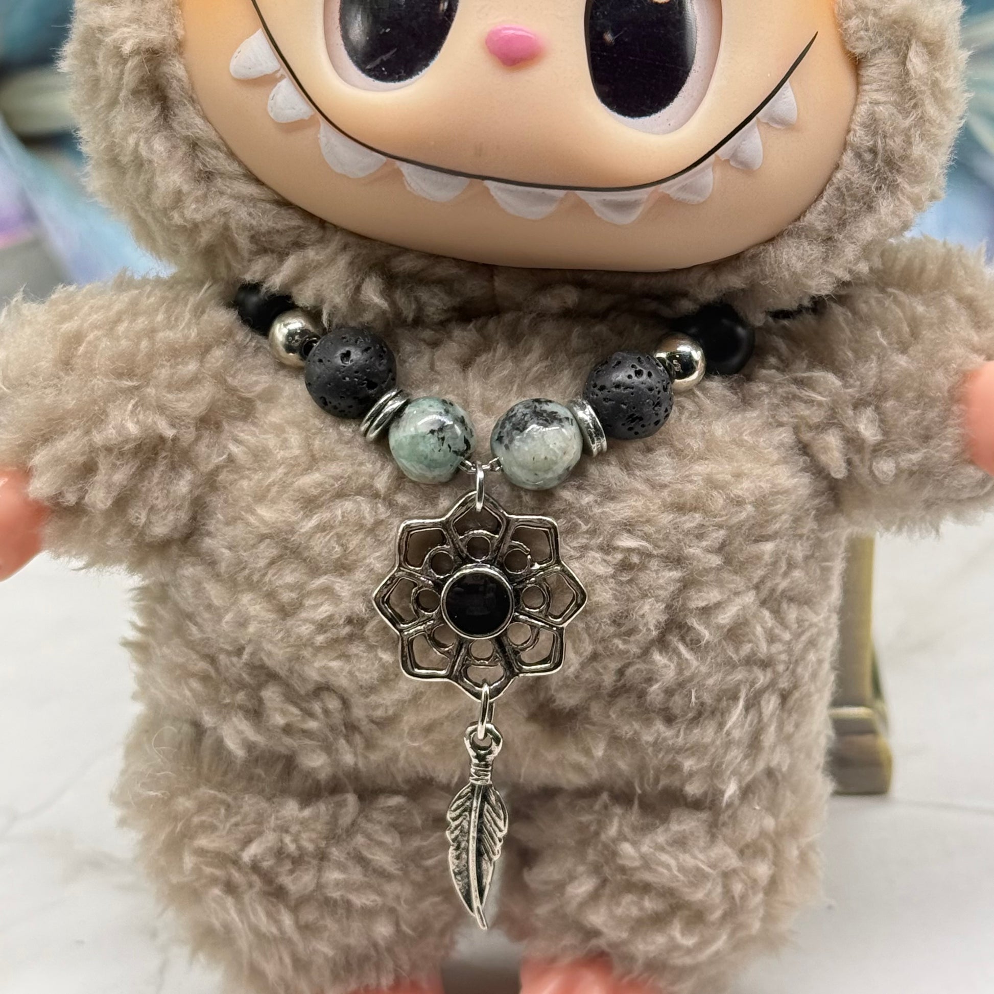 ✨Handmade Jewelry Designed to fit popular 17 to 20 cm (6 to 7 inch) Plushie Labubu Monster Dolls: add a stylish touch to your favorite plushie! ✨

Lotus Flower Pendant Feather Charm - Black Silver and Green Speckle Beaded Necklace