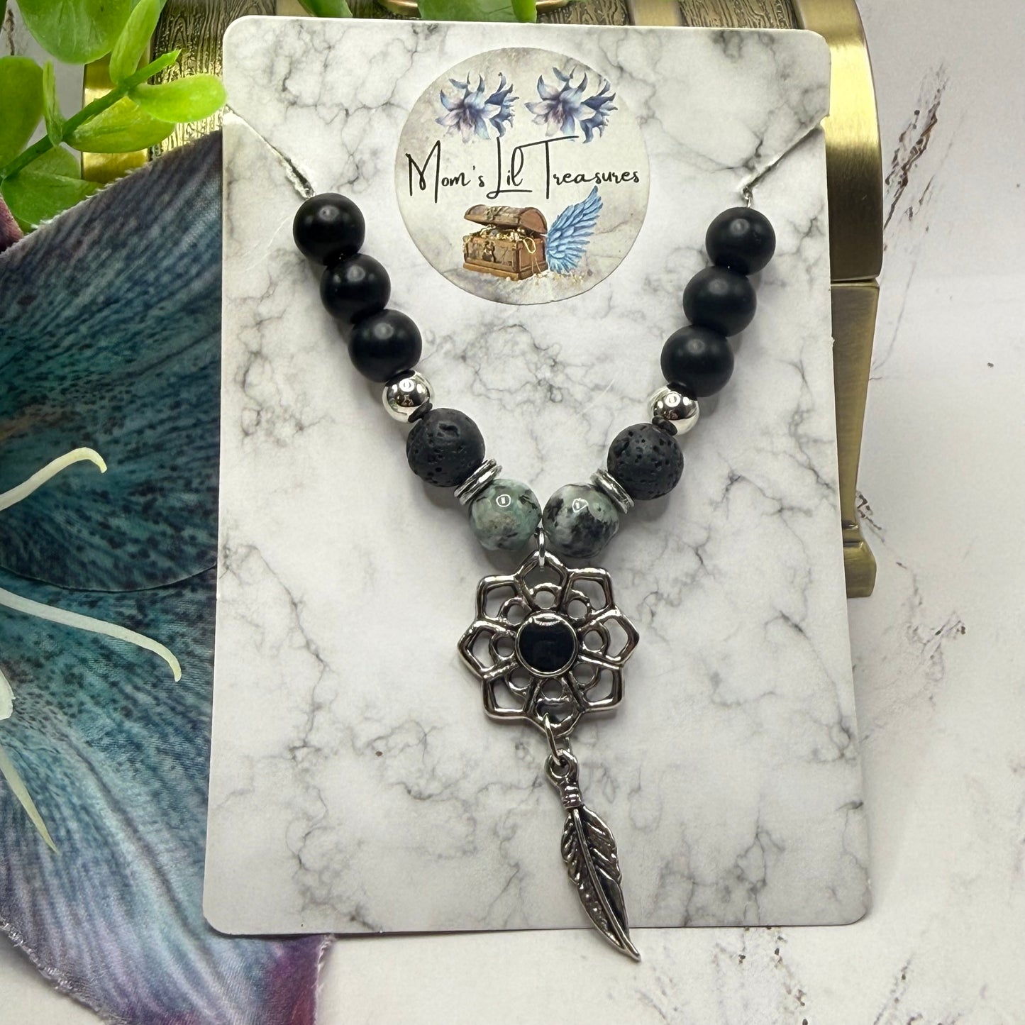 ✨Handmade Jewelry Designed to fit popular 17 to 20 cm (6 to 7 inch) Plushie Labubu Monster Dolls: add a stylish touch to your favorite plushie! ✨

Lotus Flower Pendant Feather Charm - Black Silver and Green Speckle Beaded Necklace