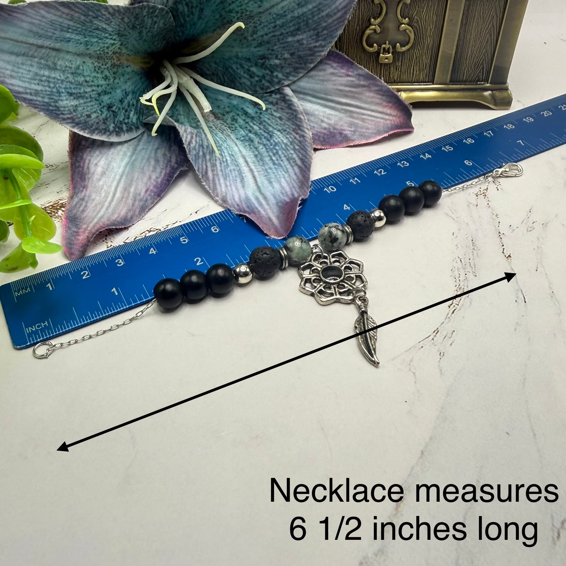 ✨Handmade Jewelry Designed to fit popular 17 to 20 cm (6 to 7 inch) Plushie Labubu Monster Dolls: add a stylish touch to your favorite plushie! ✨

Lotus Flower Pendant Feather Charm - Black Silver and Green Speckle Beaded Necklace