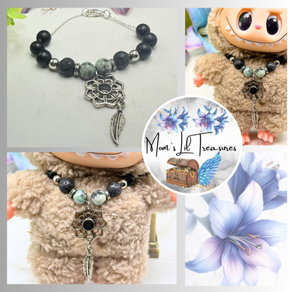 ✨Handmade Jewelry Designed to fit popular 17 to 20 cm (6 to 7 inch) Plushie Labubu Monster Dolls: add a stylish touch to your favorite plushie! ✨

Lotus Flower Pendant Feather Charm - Black Silver and Green Speckle Beaded Necklace