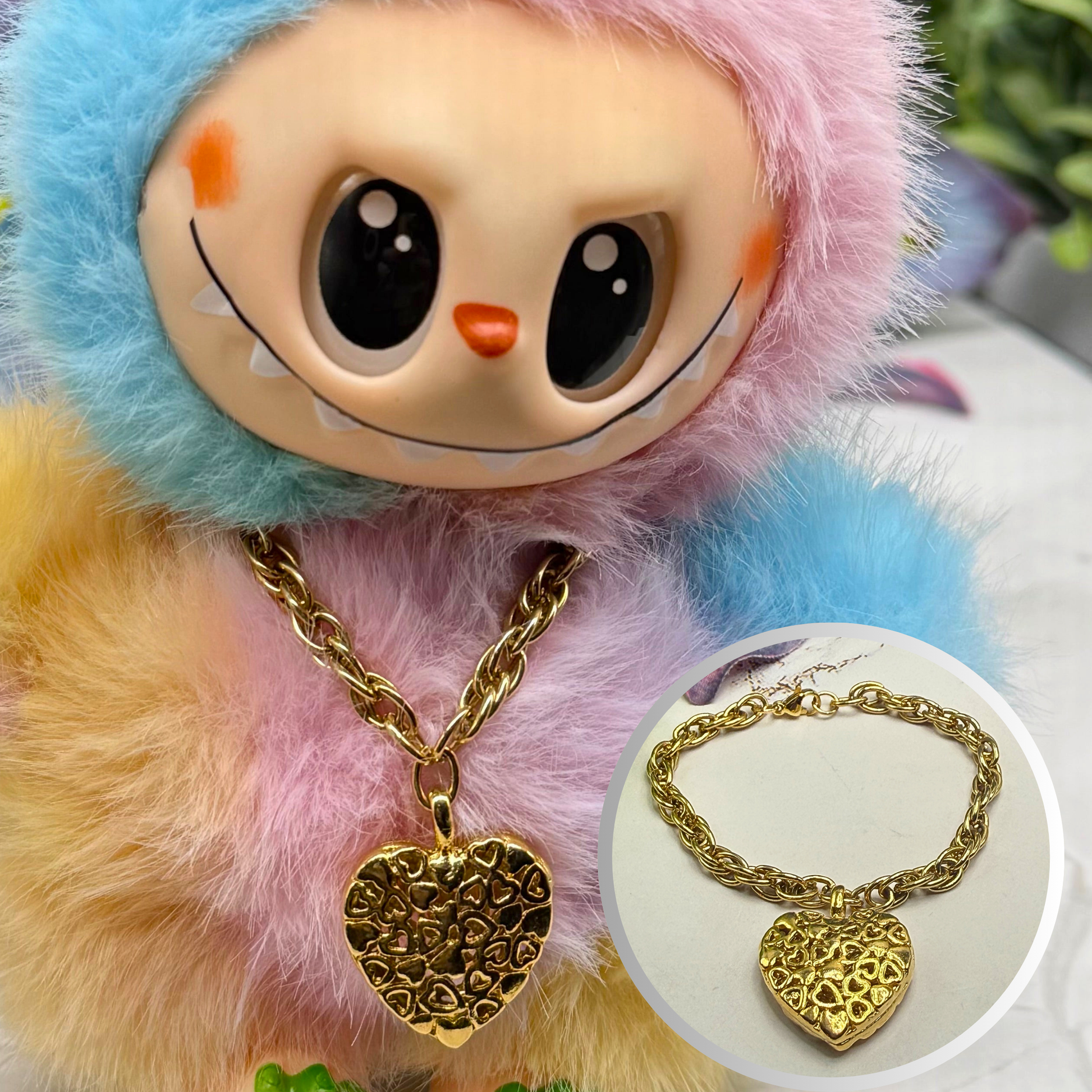✨Handmade Jewelry Designed to fit popular 17 to 20 cm (6 to 7 inch) Plushie Labubu Monster Dolls: add a stylish touch to your favorite plushie! ✨

Mini Heart Pattern Chunky Heart Pendant Gold Chain Necklace