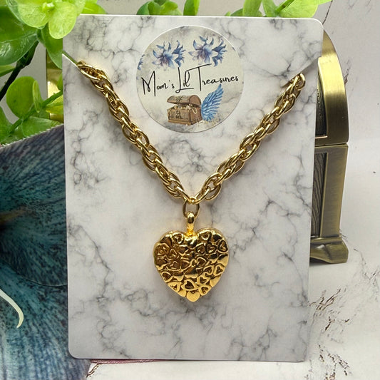 ✨Handmade Jewelry Designed to fit popular 17 to 20 cm (6 to 7 inch) Plushie Labubu Monster Dolls: add a stylish touch to your favorite plushie! ✨

Mini Heart Pattern Chunky Heart Pendant Gold Chain Necklace
