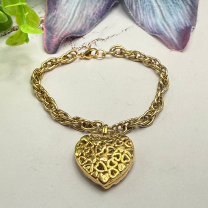 ✨Handmade Jewelry Designed to fit popular 17 to 20 cm (6 to 7 inch) Plushie Labubu Monster Dolls: add a stylish touch to your favorite plushie! ✨

Mini Heart Pattern Chunky Heart Pendant Gold Chain Necklace