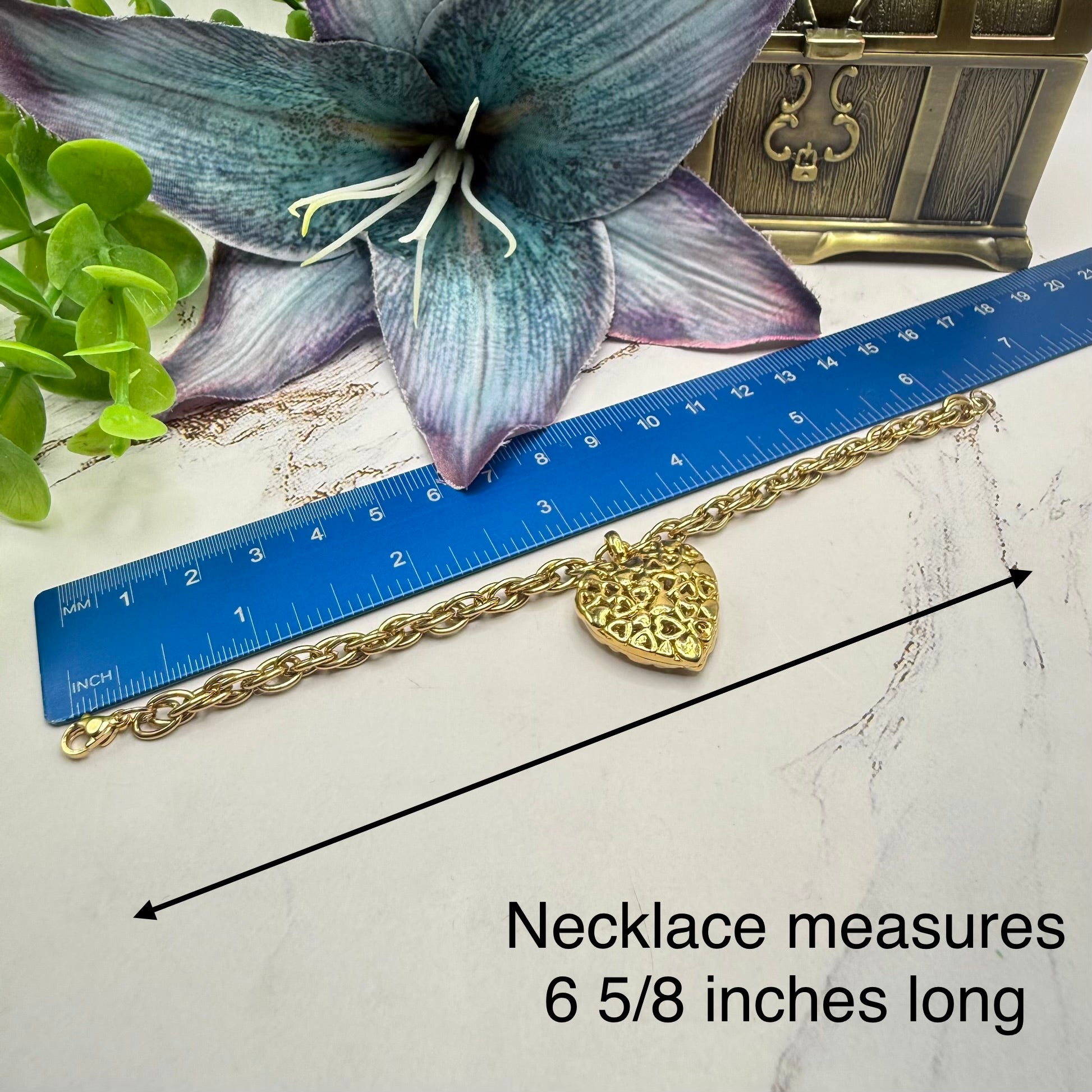✨Handmade Jewelry Designed to fit popular 17 to 20 cm (6 to 7 inch) Plushie Labubu Monster Dolls: add a stylish touch to your favorite plushie! ✨

Mini Heart Pattern Chunky Heart Pendant Gold Chain Necklace