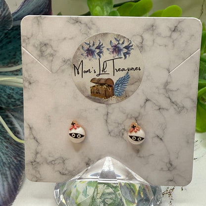 ✨Handmade Post Doll Earrings (Only fit 2mm drilled pierced ears) Designed to Fit popular 18 Inch Fashion Dolls: add some “Spooky Halloween 🎃” style to your favorite doll!✨

Cute Halloween Mummy post stud doll earrings • 2mm silver post.