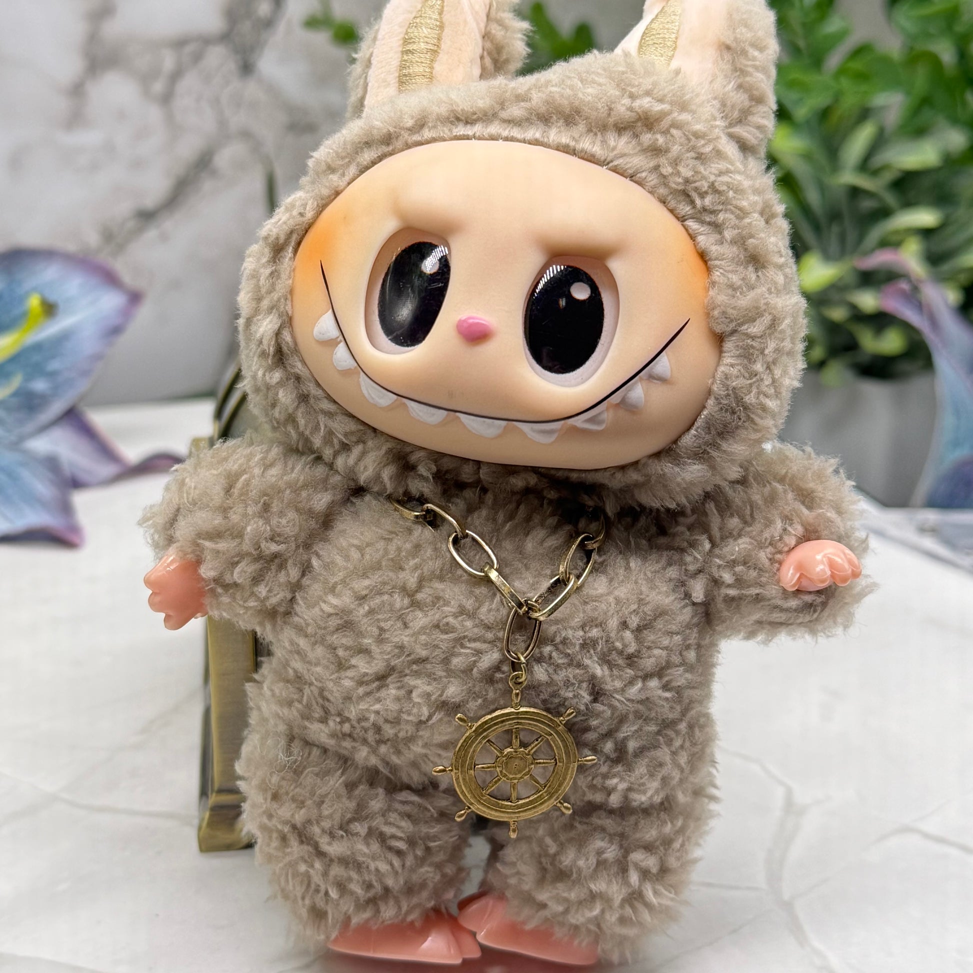 ✨Handmade Jewelry Designed to fit popular 17 to 20 cm (6 to 7 inch) Plushie Labubu Monster Dolls: add a stylish touch to your favorite plushie! ✨

Nautical Ship Wheel Pendant Bronze Necklace