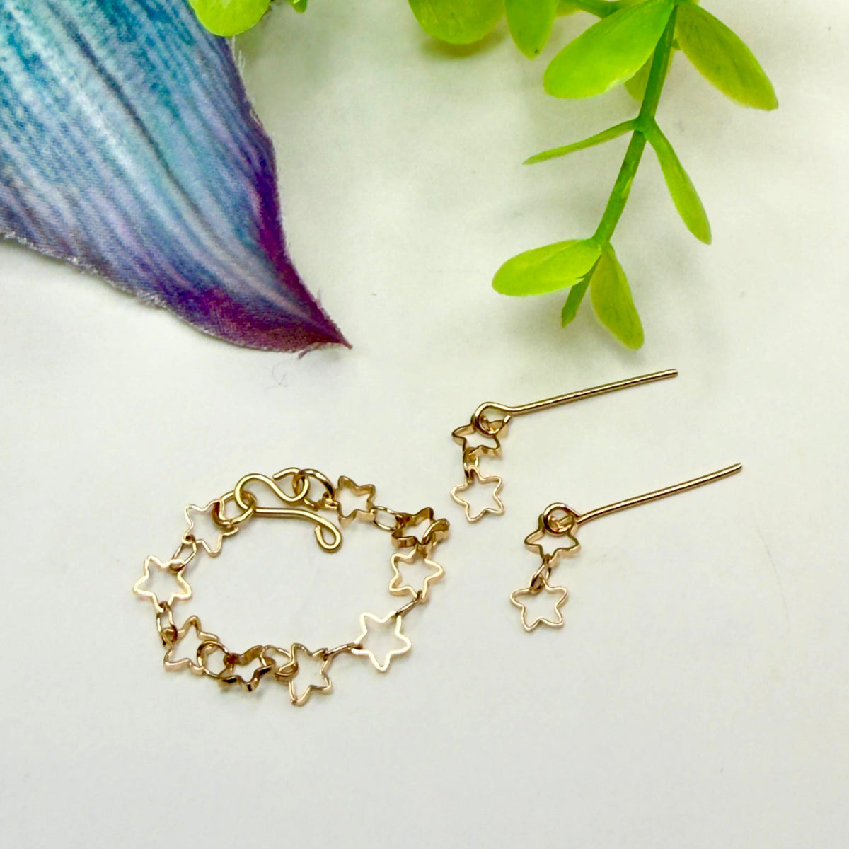 ✨Handmade Doll Jewelry Designed to fit 10-12” Popular 1:6 Fashion Dolls: add a touch of “Patriotic Flare 🇺🇸” to your favorite doll!✨

Open Work Gold Star Chain Doll Necklace & Earrings Set