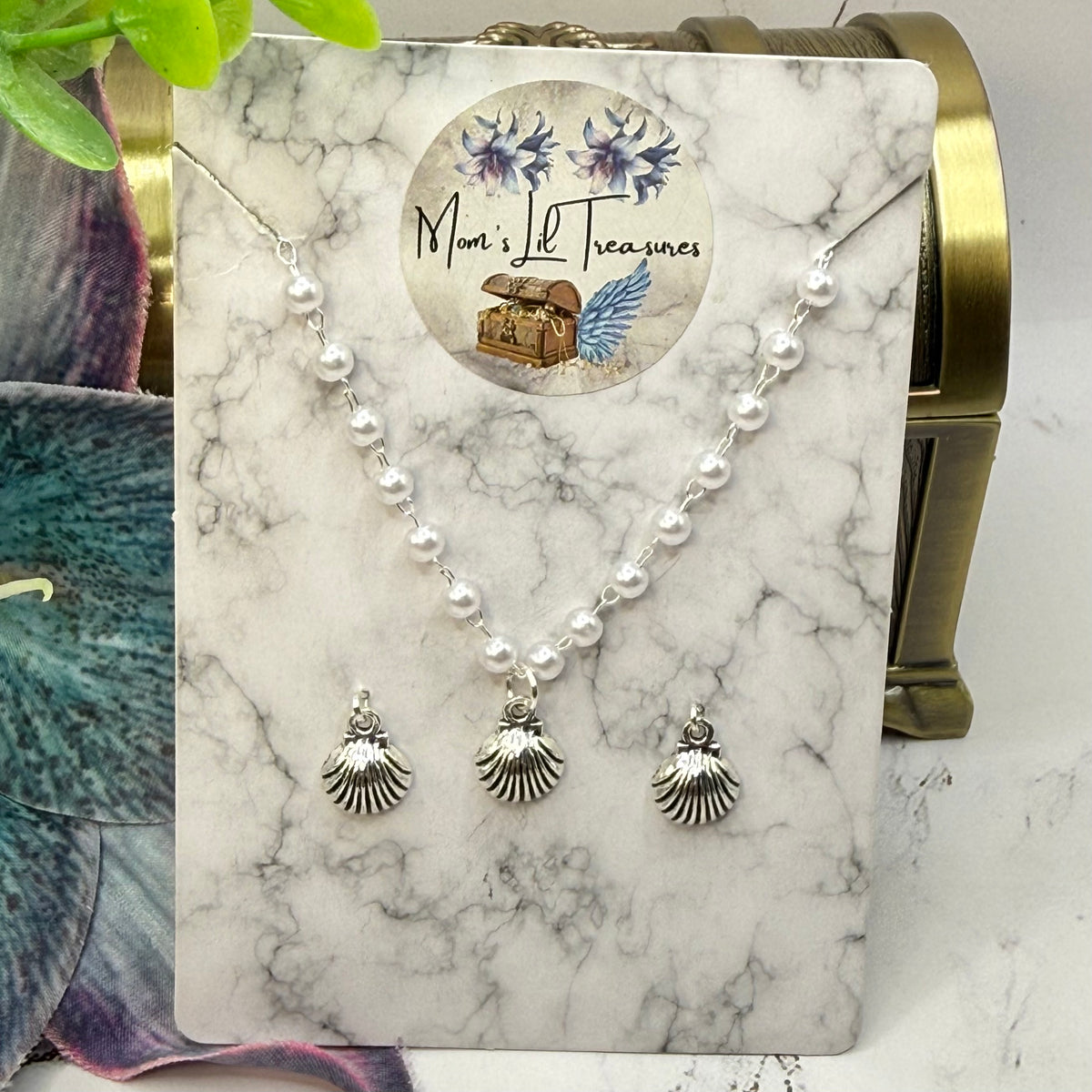 ✨Handmade Doll Jewelry Designed to Fit popular 18 Inch Fashion Dolls: add a little “Summer Fun ☀️ Beachy Style 🏝️” to your favorite doll!✨

Pearl Beaded Silver Shell Charm Doll Necklace & Earrings Set