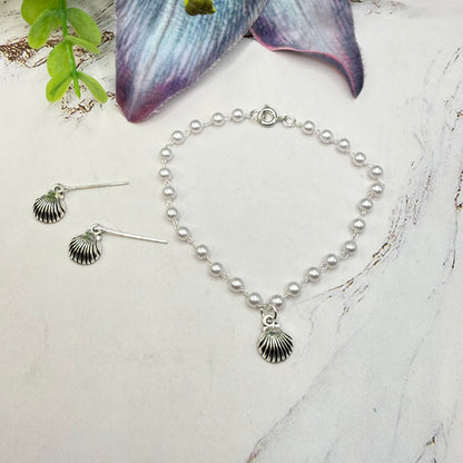 ✨Handmade Doll Jewelry Designed to Fit popular 18 Inch Fashion Dolls: add a little “Summer Fun ☀️ Beachy Style 🏝️” to your favorite doll!✨

Pearl Beaded Silver Shell Charm Doll Necklace & Earrings Set