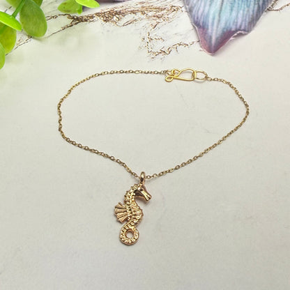 ✨Handmade Doll Jewelry Designed to Fit popular 18 Inch Fashion Dolls: add a little “Summer Fun ☀️ Beachy Style 🏝️” to your favorite doll!✨

Seahorse Charm Gold Chain Doll Necklace
