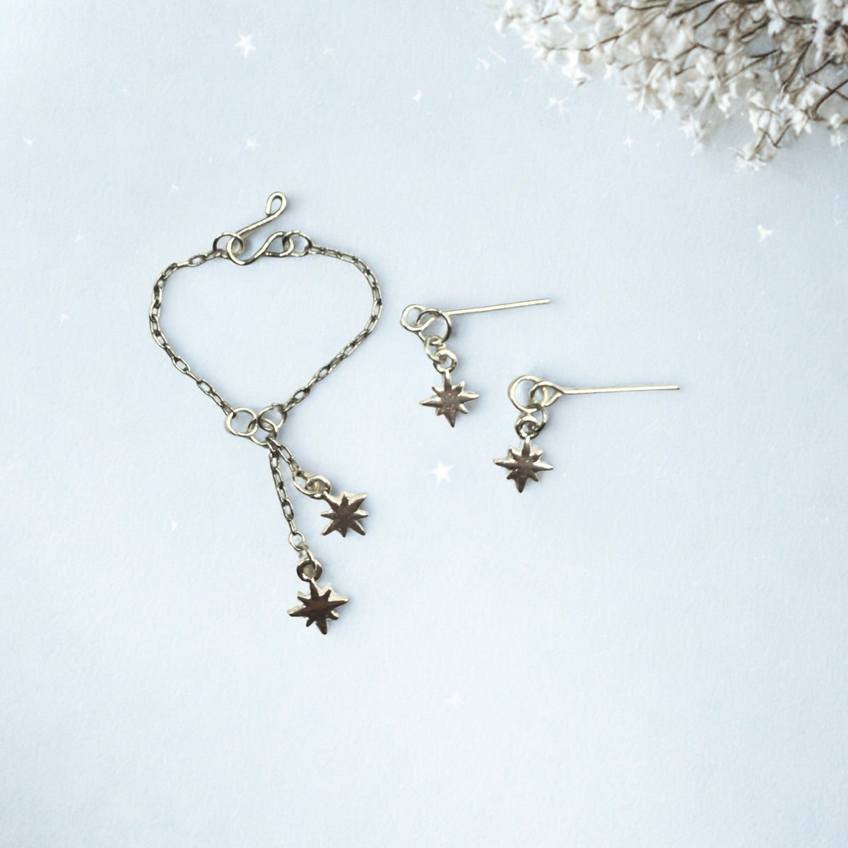 ✨Handmade Doll Jewelry for 10-12” Fashion Trend - 1:6 Size Dolls: add a stylish touch to your favorite doll!✨

Silver Star Dangle Necklace & Earrings Set
