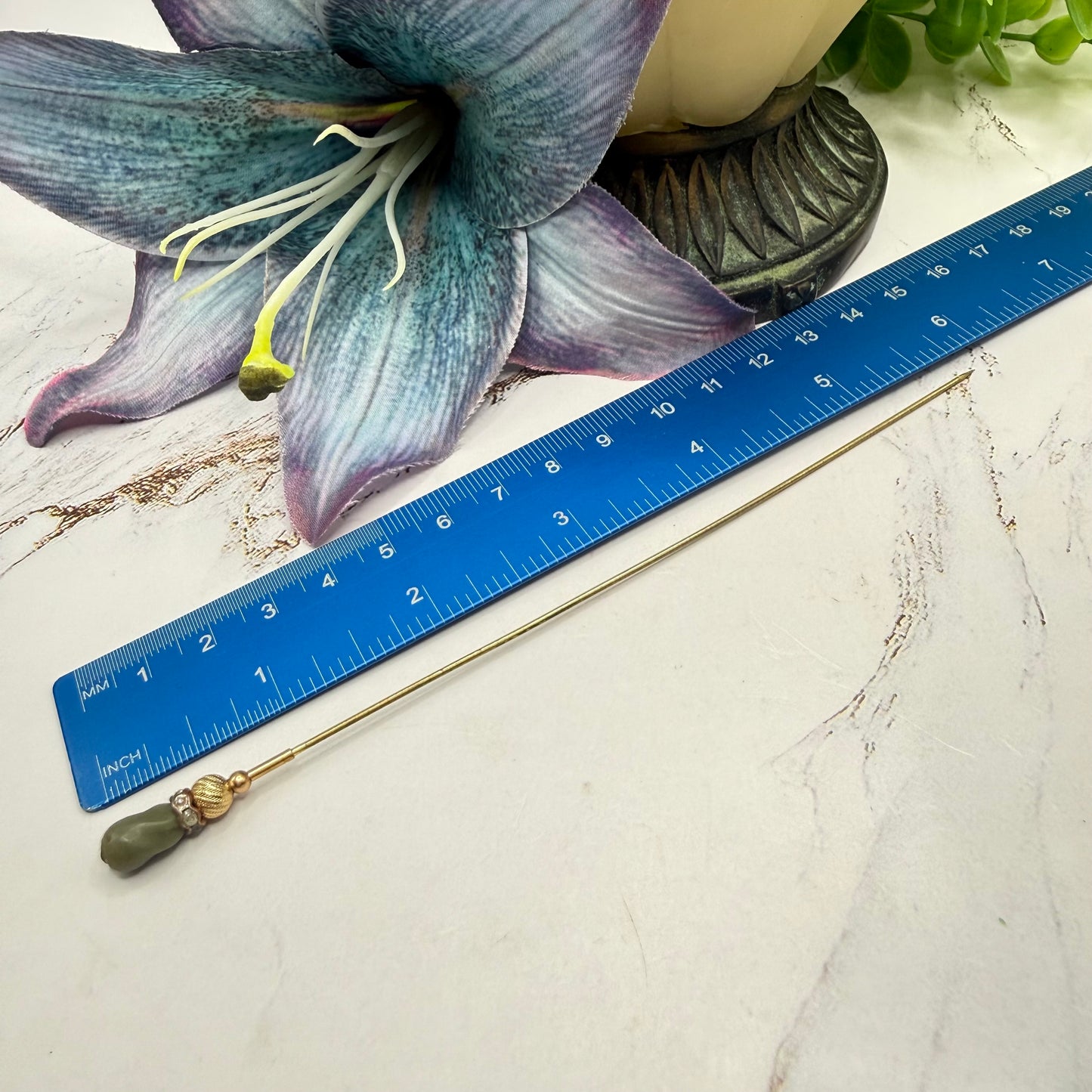 ✨ Handmade Vintage-Inspired Hatpin | Stick Pin | Hat Accessory | Sweater & Hijab Pin | Decorative Jewelry Gift for Her ✨

Small Olive Green Glass Topper - Clear Rhinestone Band - Textured Gold Tone Base Hatpin - 6 Inch