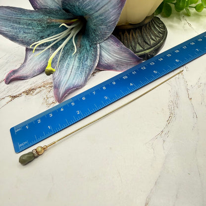 ✨ Handmade Vintage-Inspired Hatpin | Stick Pin | Hat Accessory | Sweater & Hijab Pin | Decorative Jewelry Gift for Her ✨

Small Olive Green Glass Topper - Clear Rhinestone Band - Textured Gold Tone Base Hatpin - 6 Inch