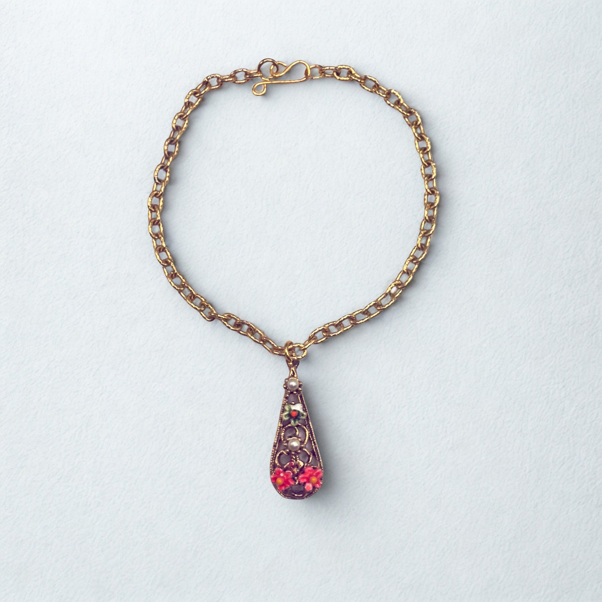 ✨Handmade Doll Jewelry Designed to Fit popular 18 Inch Fashion Dolls: add a stylish touch to your favorite doll!✨

Teardrop Charm Floral Design Gold Chain Doll Necklace